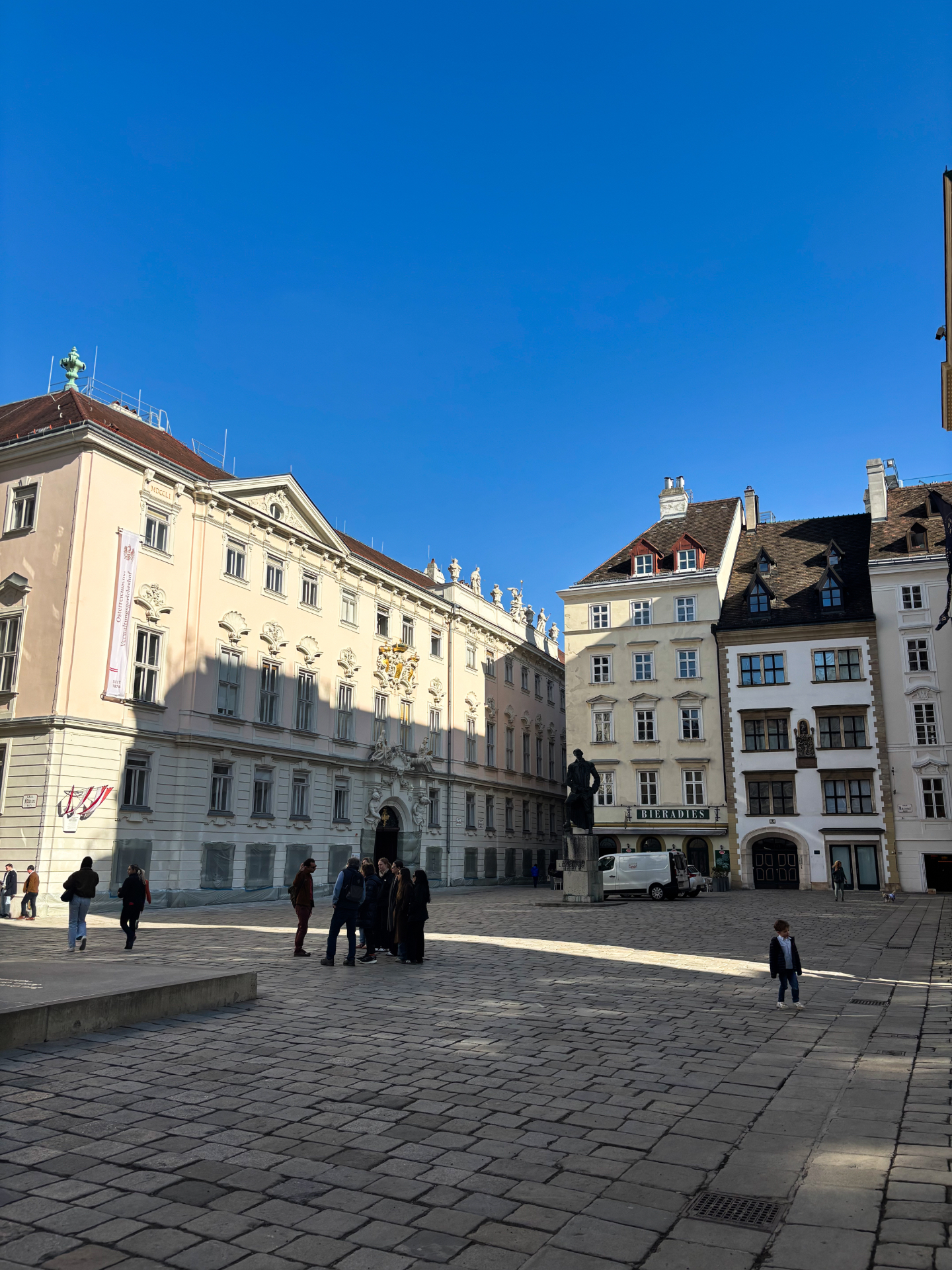 Judenplatz à Vienne avec la statue de Lessing, les façades baroques et le Musée Judenplatz