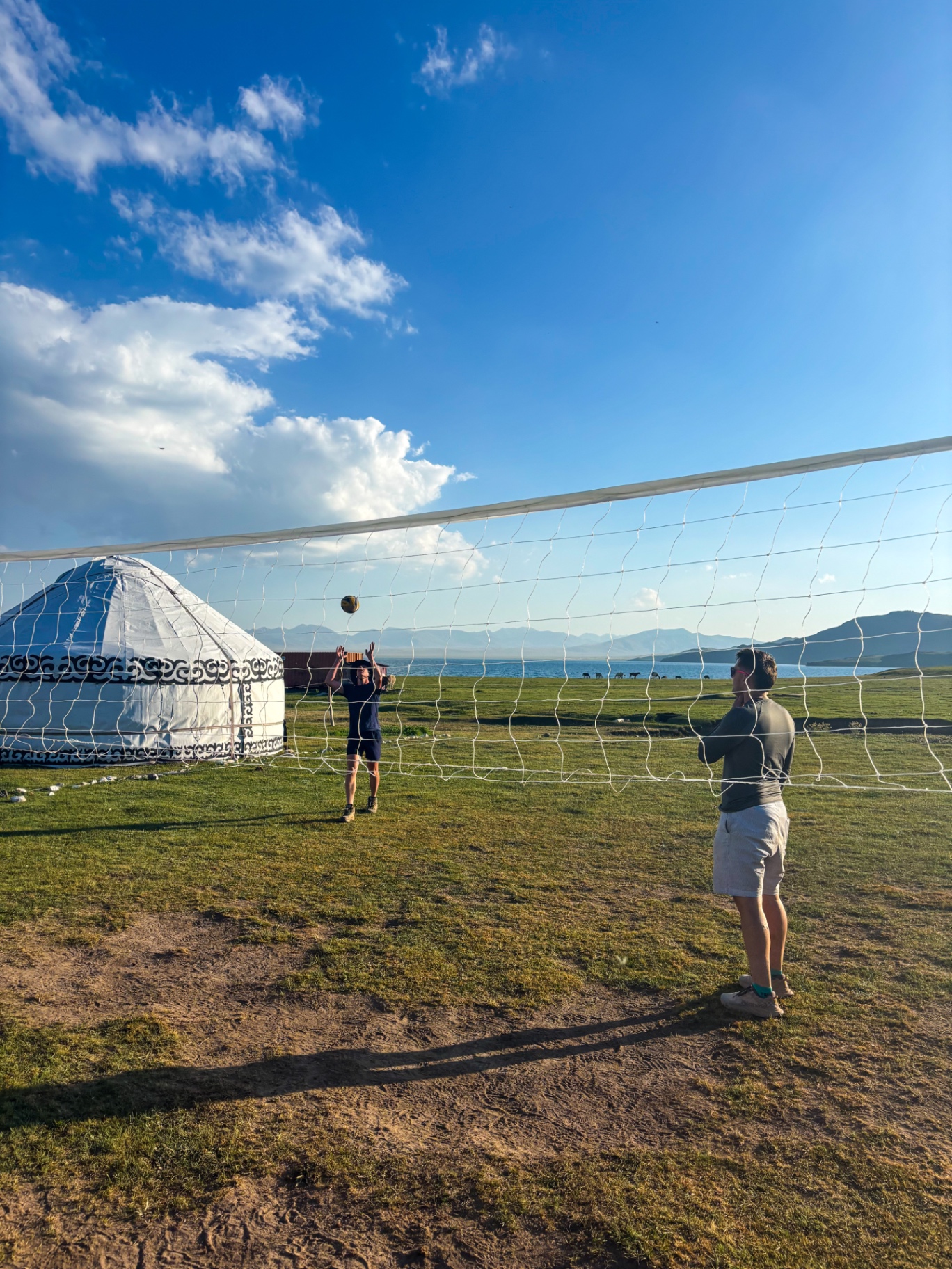 Partie de volley devant une yourte blanche au bord du lac Song-Kul