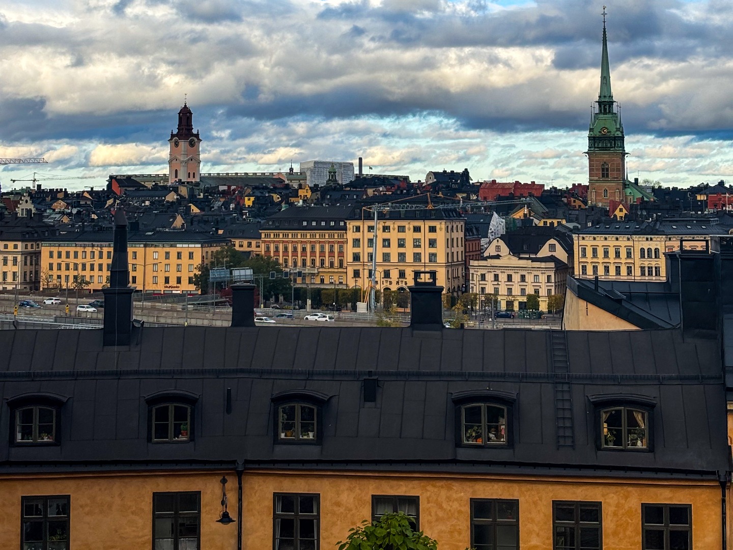 Vue sur les toits, les façades et les clochers de Stockholm depuis Södermalm