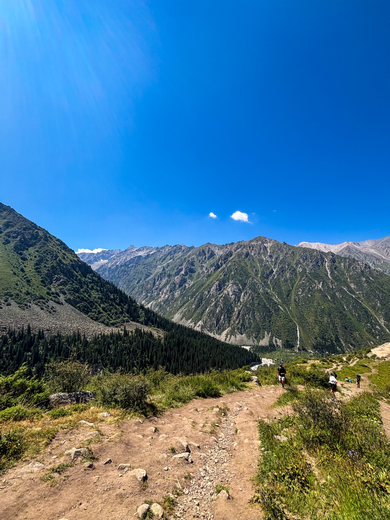 Sentier de terre surplombant la vallée d’Ala Archa