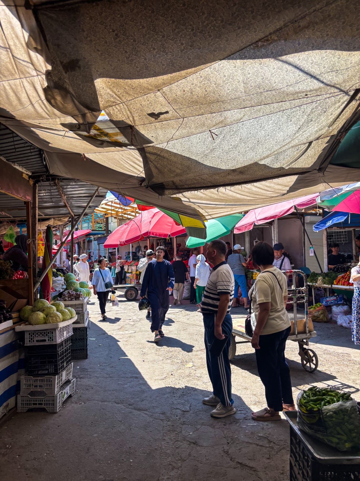 Ruelle de marché sous les parasols au bazar Osh