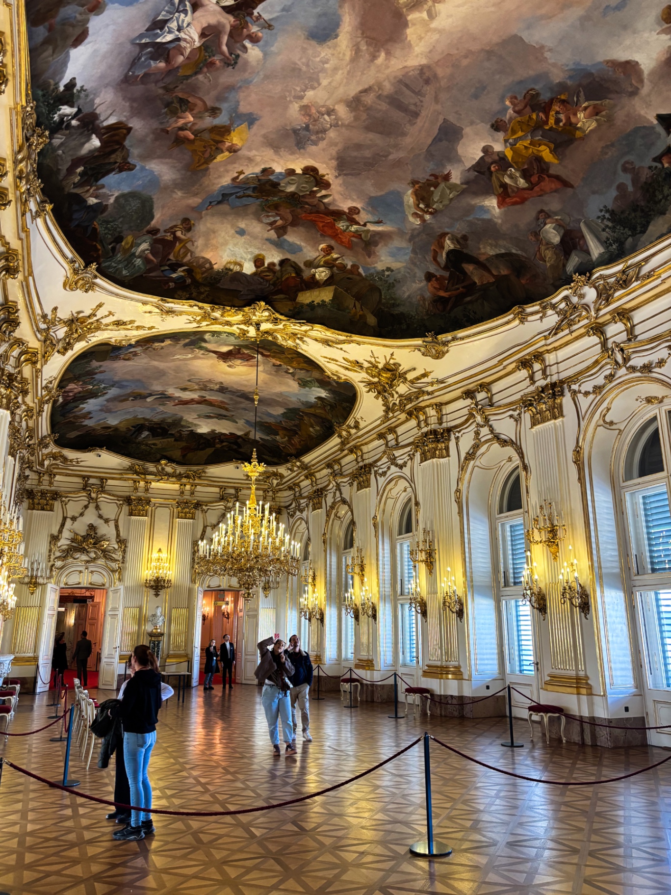 Grande Galerie de Schönbrunn avec son plafond peint, ses lustres et ses boiseries dorées
