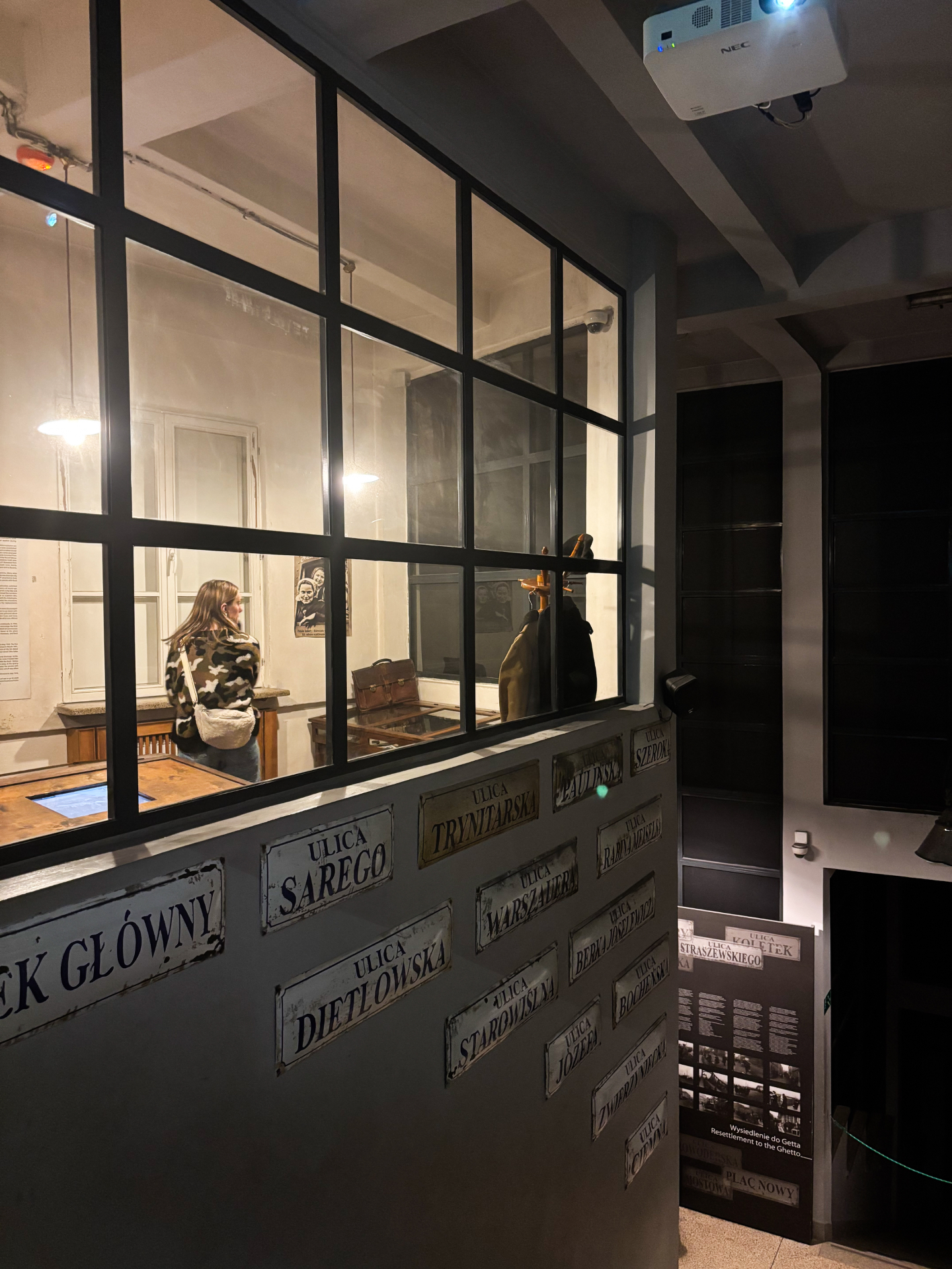 Plaques de rues de Cracovie exposées au musée de l'usine Schindler, derrière une vitrine d'exposition