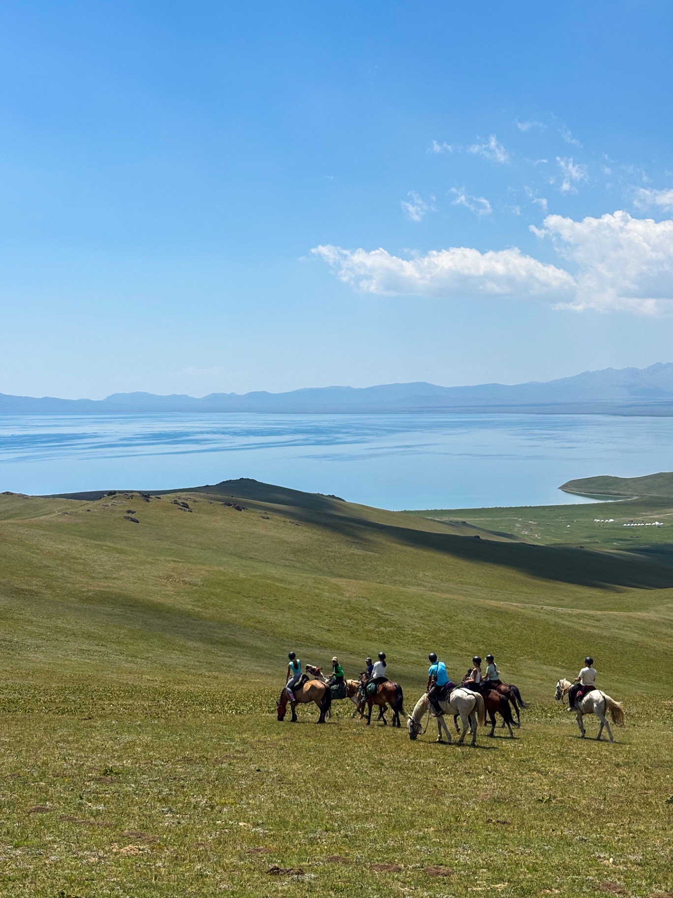 Cavaliers descendant vers le lac Song-Kul depuis les pâturages d’altitude