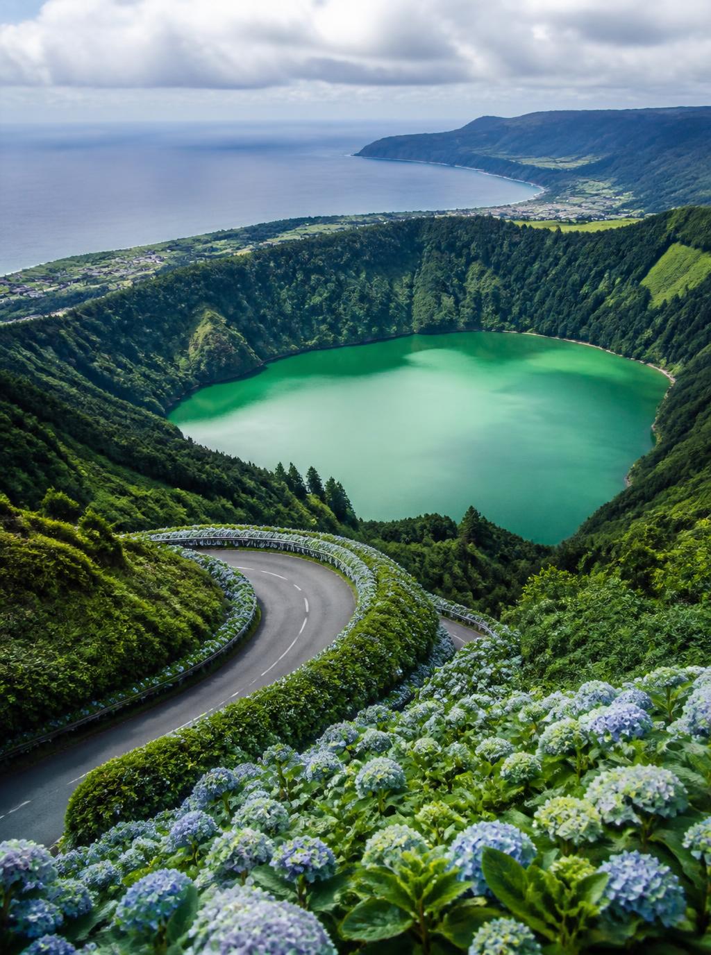 Lac volcanique aux Açores